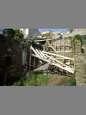 Jardin du n°21, étayés après effondrement-glissement de terrain de la propriété privée du 20-22 rue du Carpon, au-dessus
